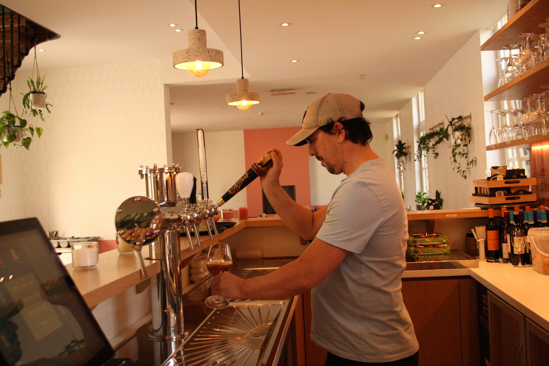 Jimmy tapt bier